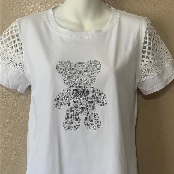 27. Yuna size S/M Elegant Whiteb Tee Sparkling Bear Design Lace Embroidery NWT - Picture 2 of 6